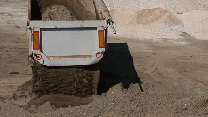 自卸车正在卸载土壤