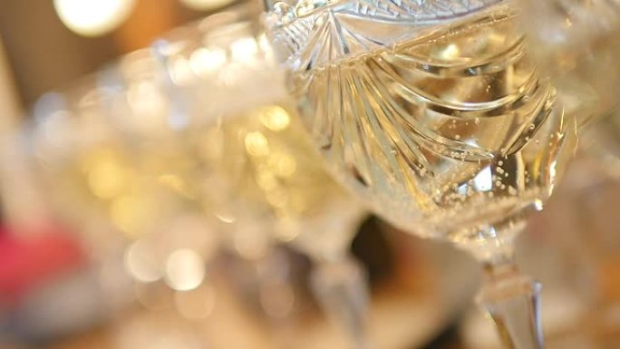 一排装满香槟的玻璃杯排成一排，准备上菜。