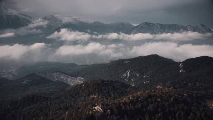 布满云雾的令人惊叹的落基山脉。空中无人机视频。土耳其安塔利亚科尼亚阿尔蒂