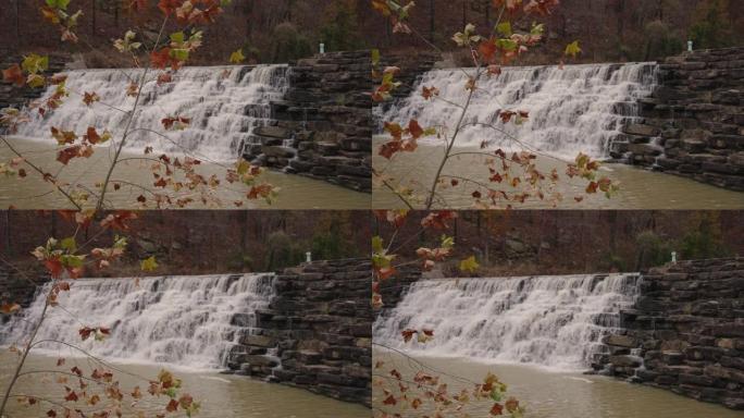 美国阿肯色州秋季落叶期间的魔鬼窝州立公园瀑布和河湖