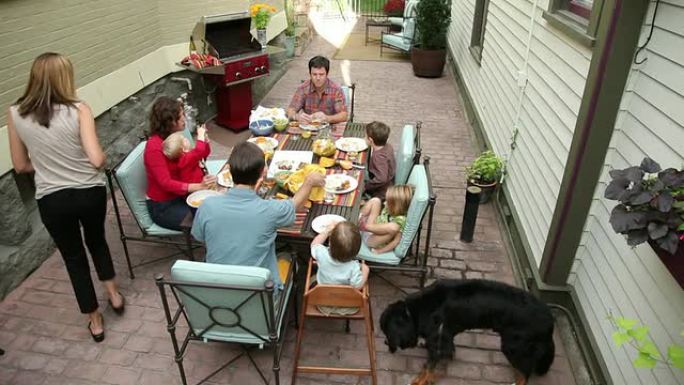一群人在户外晚宴上吃饭