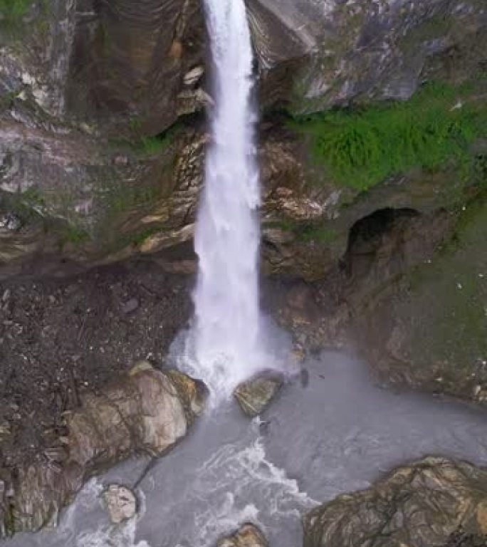 尼泊尔美丽瀑布的垂直无人机拍摄