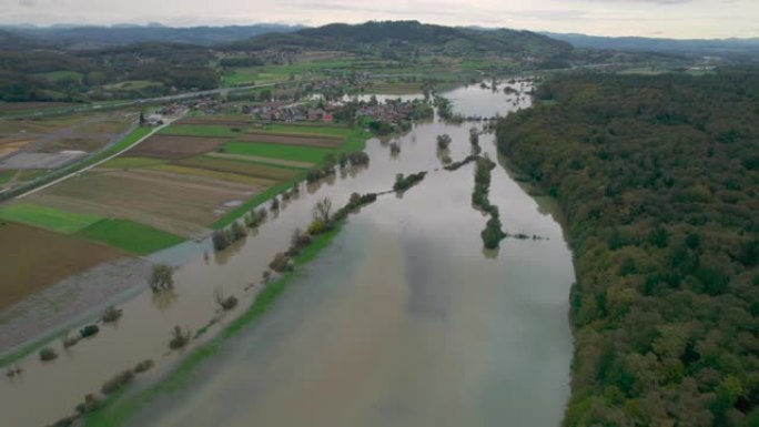 空中: 浑浊的河水泛滥到乡村景观上
