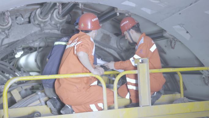 工地鸟瞰图 一个绿色的吊车在工作 一个穿橙色衣服的工人在操作机器