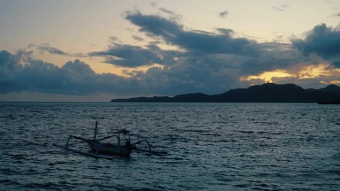 蓝色大海中的印度尼西亚独木舟