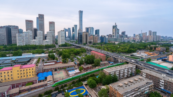 北京中国尊与高铁同框 日景夜景