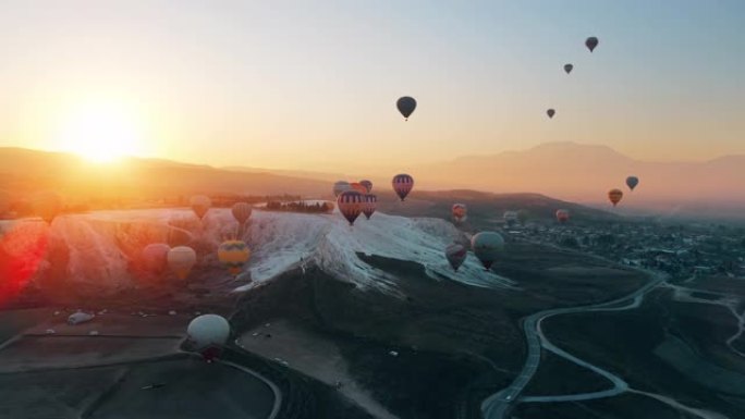 热气球飞越棉花堡山谷，对抗山脉和喜怒无常的天空。空中无人机视频