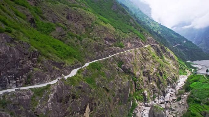 空中越野车在尼泊尔的狭窄道路上行驶。卡利甘达基峡谷