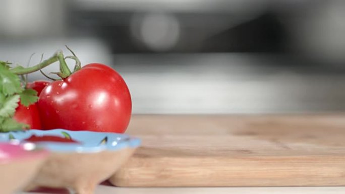 特写镜头架聚焦从香料到切菜板旁边的番茄