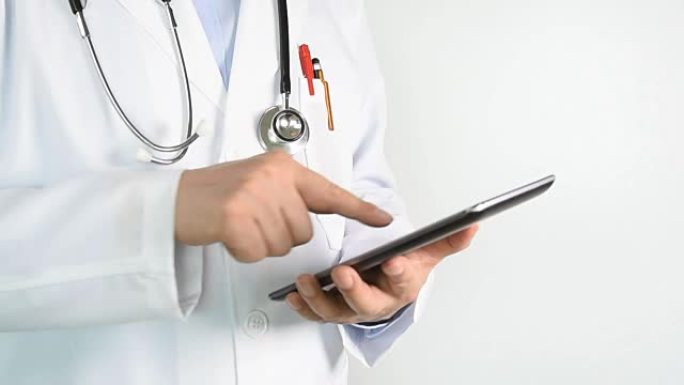 医生在医院使用平板电脑浏览信息
