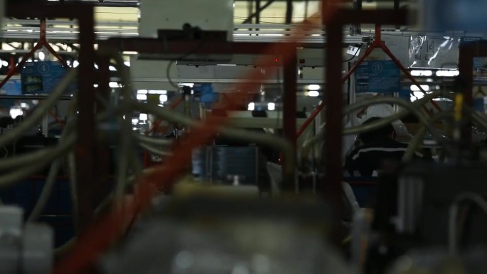 机器在生产线上 工人在生产线上加工 工人在加固零件