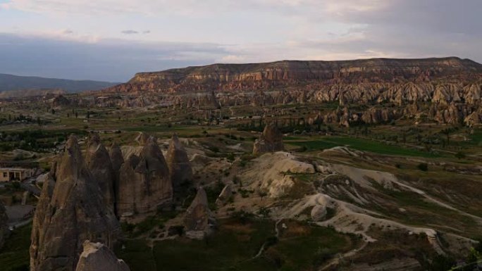 早晨的时间流逝在土耳其卡帕多细亚的阿克达格山具有特定构造和高原的大峡谷上。