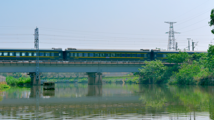 绿皮火车过桥火车倒影过河