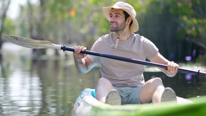 4k高加索人暑假在红树林划独木舟。