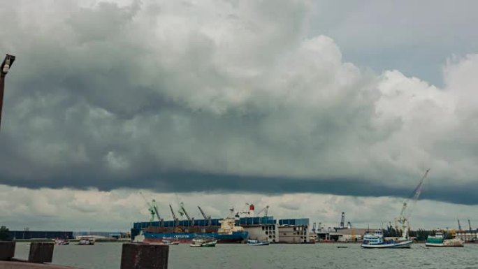 时间流逝; 海景和灰云，暴雨，货物的集装箱船堆场在海洋中。