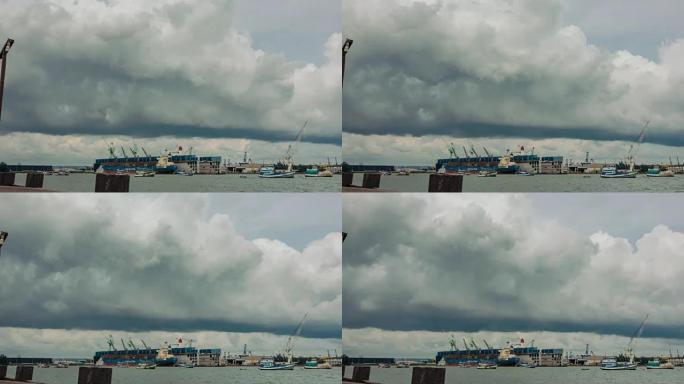时间流逝; 海景和灰云，暴雨，货物的集装箱船堆场在海洋中。
