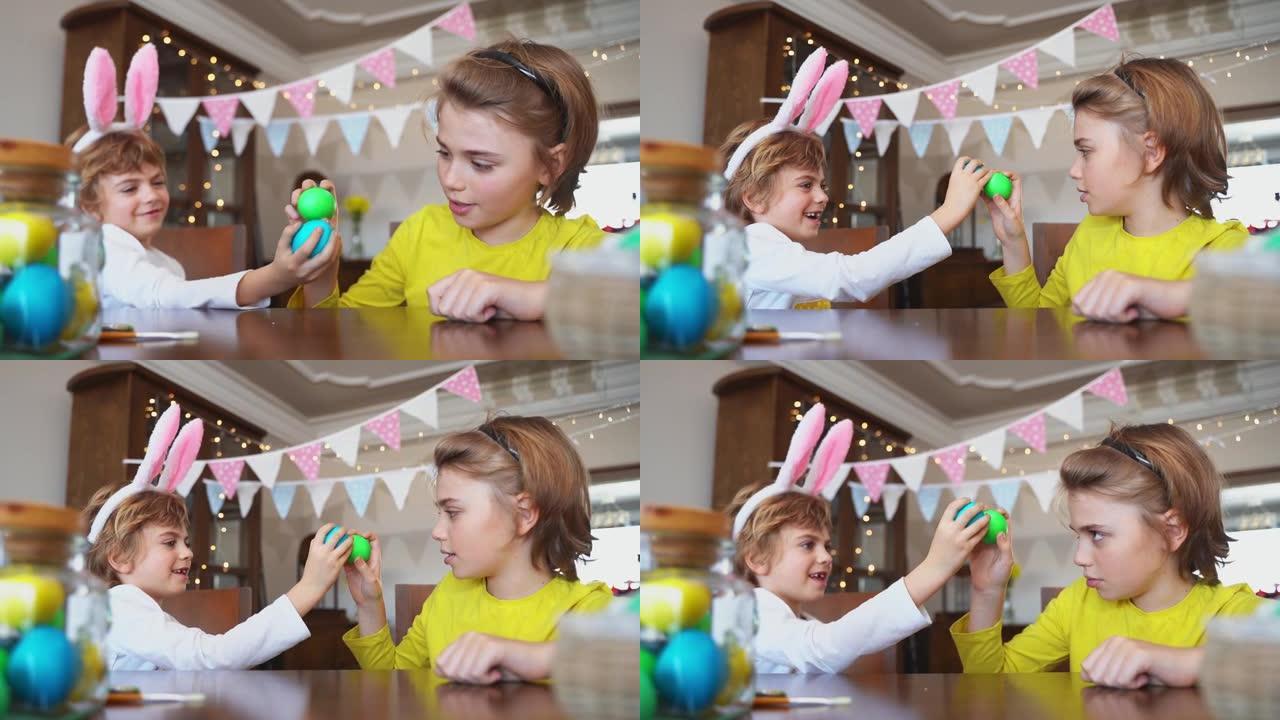 复活节周日家庭节日传统。两个白种人快乐的兄弟姐妹孩子，兔子耳朵与多色的复活节彩绘鸡蛋战斗。一起玩得开