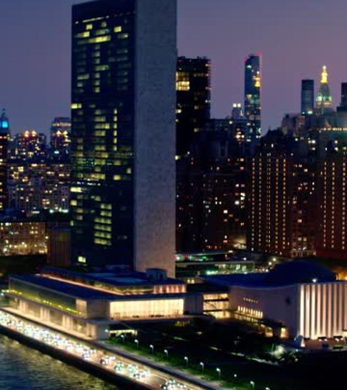 黄昏时纽约联合国总部的垂直镜头
