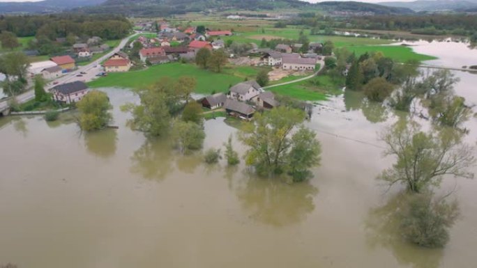 天线: 秋季洪水危险地靠近住宅