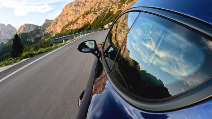 蓝色跑车在山上日落驾驶与史诗般的风景