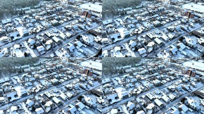 冬天的联排别墅。屋顶房子在雪，顶视图。雪景中的住宅社区。