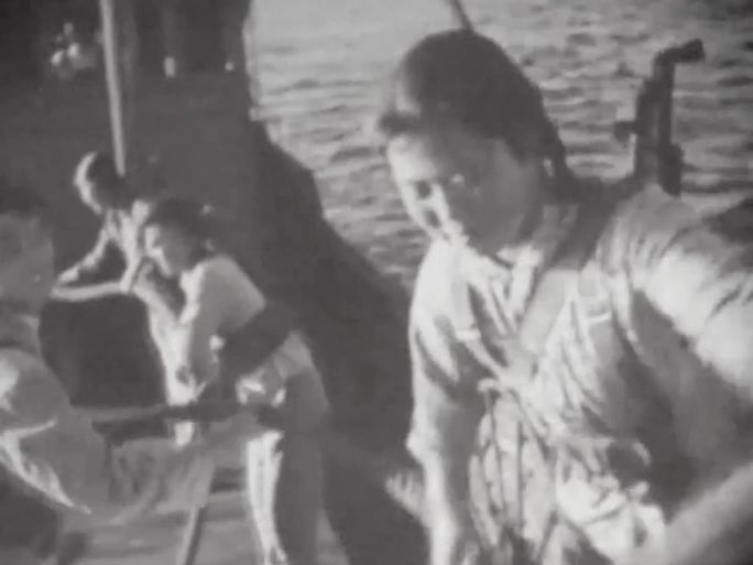 60年代 渔家姑娘 织网捕鱼