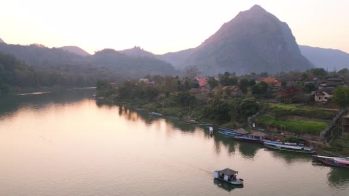 日落时湄公河上的船的鸟瞰图