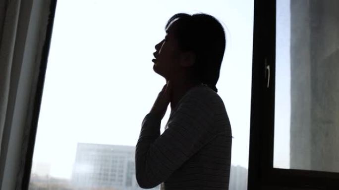 患有咳嗽和发烧的亚洲妇女的慢动作剪影