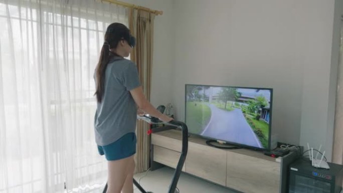 VR眼镜Metaverse在跑步机上跑步的女人。未来体育锻炼在线课堂健身房在家与虚拟现实体验。