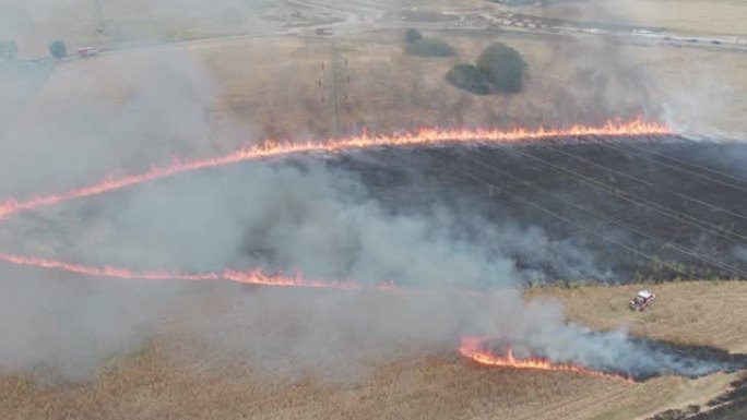 农田上的大火。谷物着火了，全球变暖危机和粮食短缺问题。