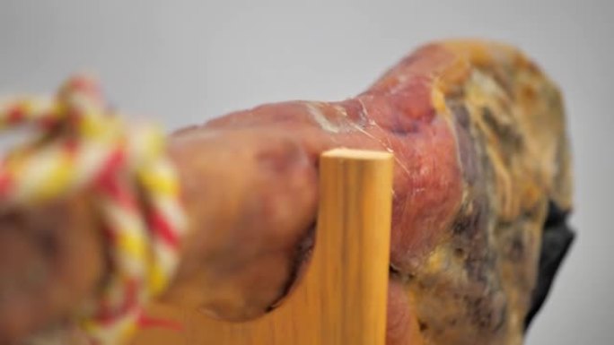 腌制西班牙火腿。木架上的Jamon。特写。
