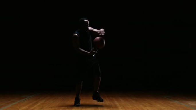 篮球运动员用肘部传球
