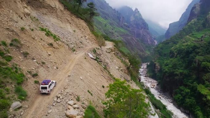 空中越野车在尼泊尔的一条危险的土路上行驶。卡利甘达基峡谷
