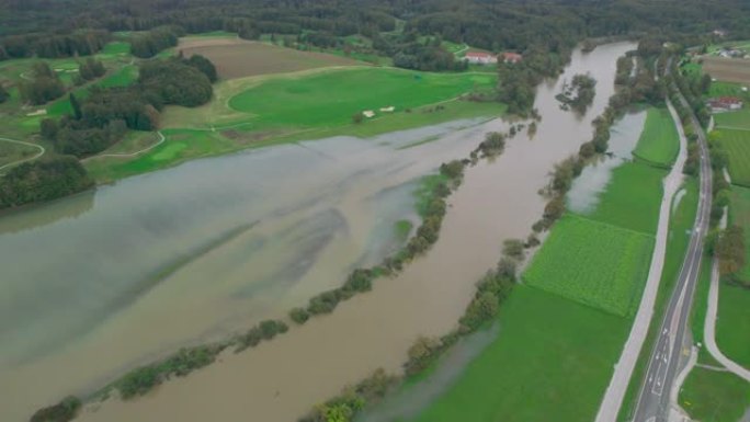 空中: 河水水位大大增加，河边淹没了农田