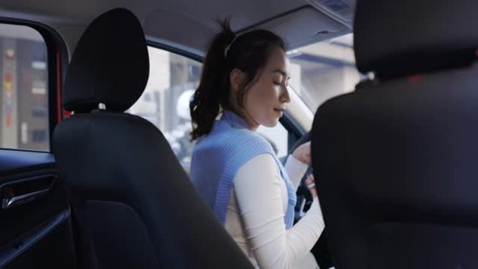 出租车司机使用移动应用程序为乘客支付拼车服务
