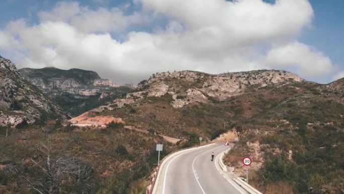 职业自行车手在西班牙山上爬坡。骑自行车的运动员训练