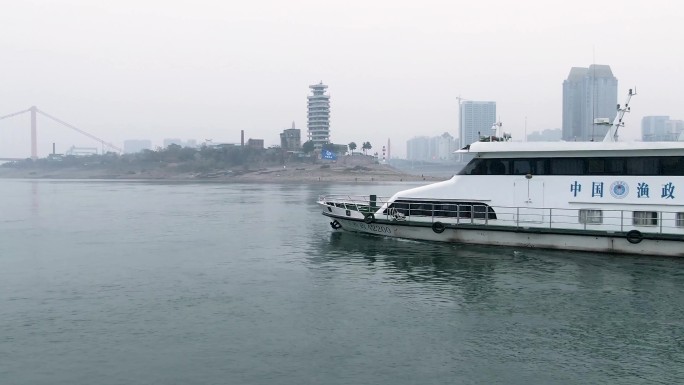 一辆警船正在江中行驶 长江禁捕 红旗迎风飘
