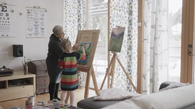 孙子和奶奶在家一起画画