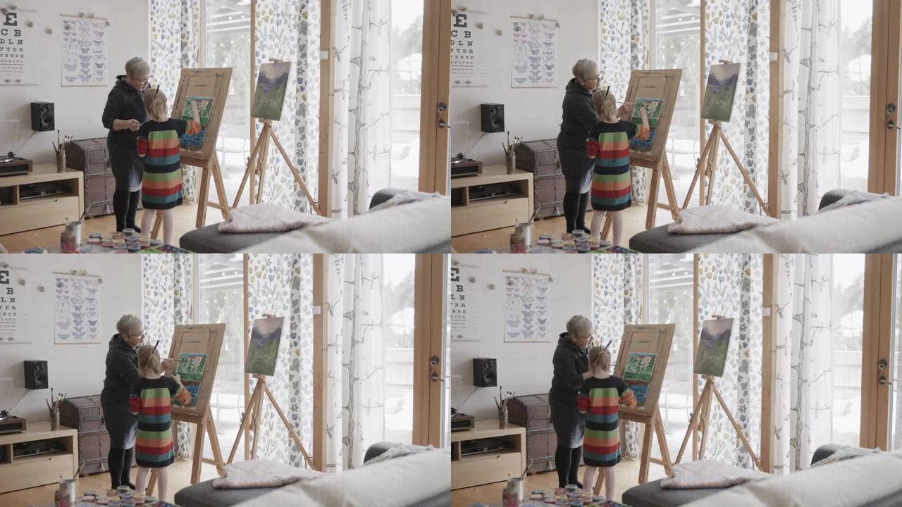 孙子和奶奶在家一起画画