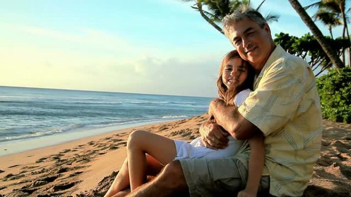 女儿和父亲在海滩上。