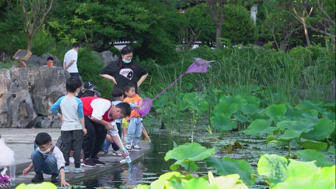 夏天 公园里戏水的小朋友