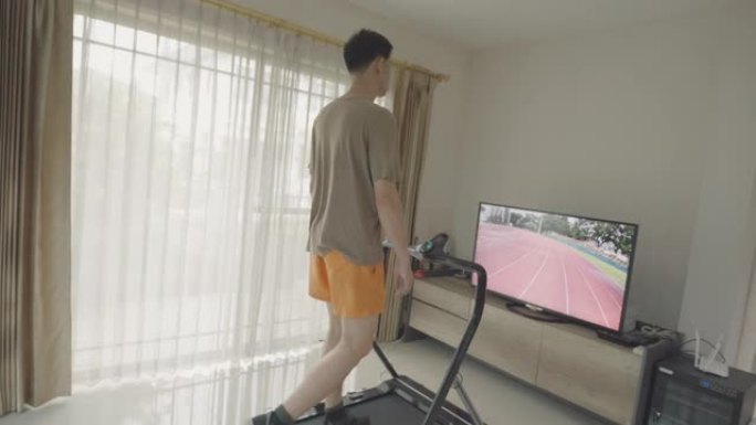 穿着VR眼镜的人在跑步机上跑步。未来体育锻炼在线课堂健身房在家与虚拟现实体验。