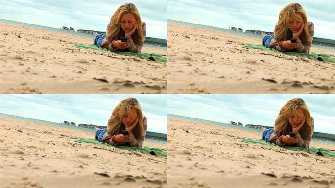金发女孩在海滩上发短信
