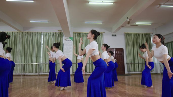 艺校学生舞蹈课 跳舞 民族舞