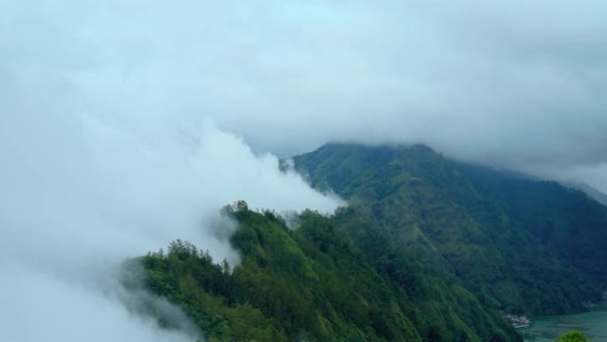 高大郁郁葱葱的绿山中的云海