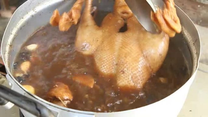 用酱汁煮鸭制作炖鸭、中餐或泰国菜