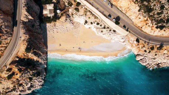 无人机视频的美丽的海滩在山上从上面。土耳其卡普塔斯海滩