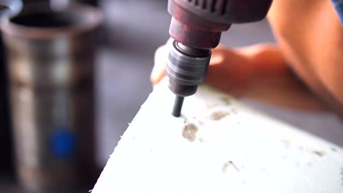 在车间钻孔塑料板