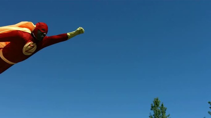 超级英雄飞越天空，慢动作