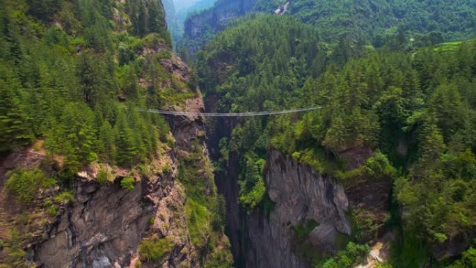 尼泊尔的空中吊桥旅游度假游玩景区